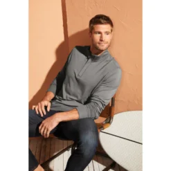 TravisMathew Newport 1/4-Zip Fleece -Travel Storage Store TM1MU419 quietshadegrey model SP21 550x550.jpg